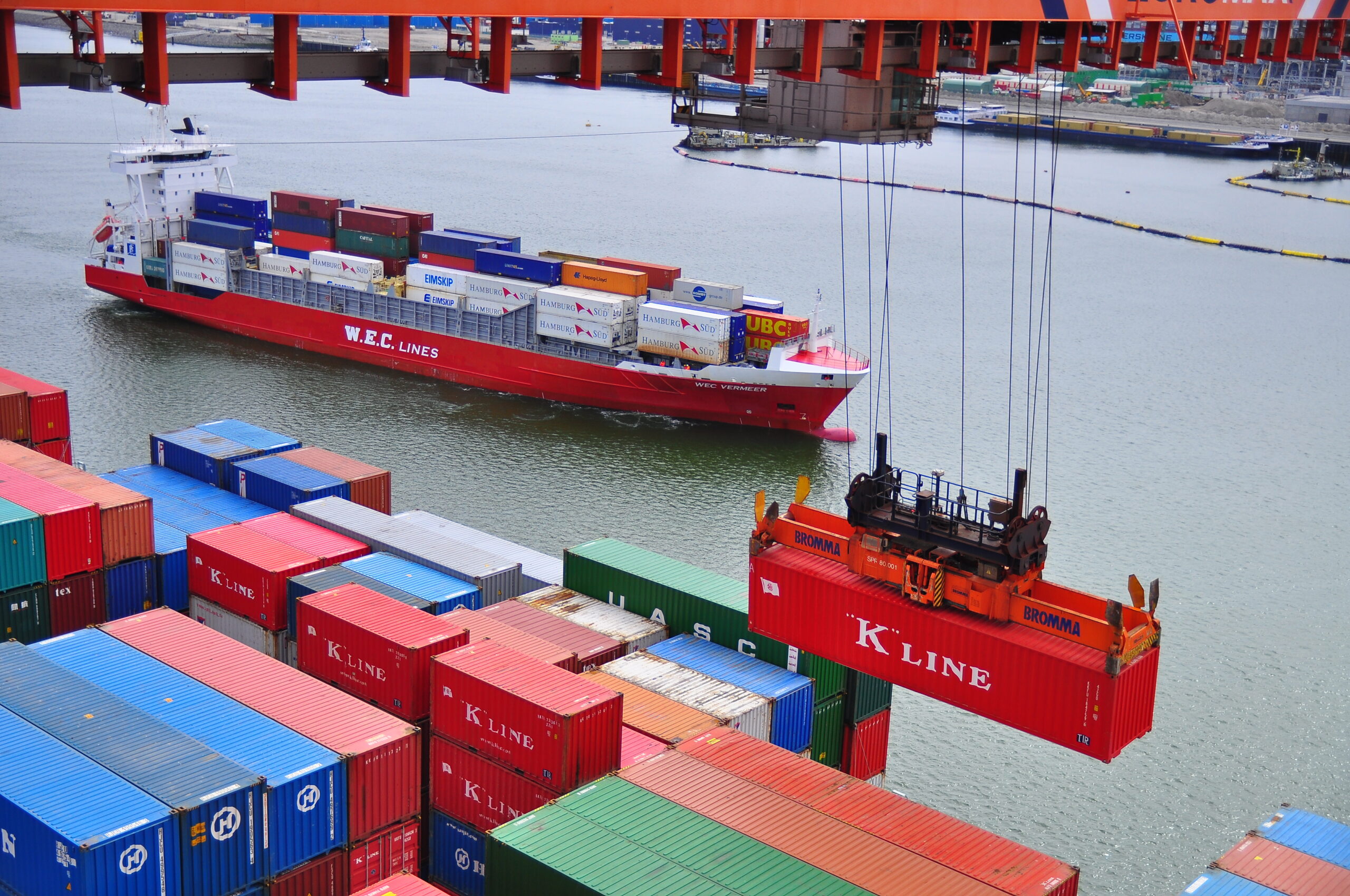 Overslag van containers in de Rotterdamse haven met shortsea-schip – versterkte beveiliging via de Vertrouwensketen